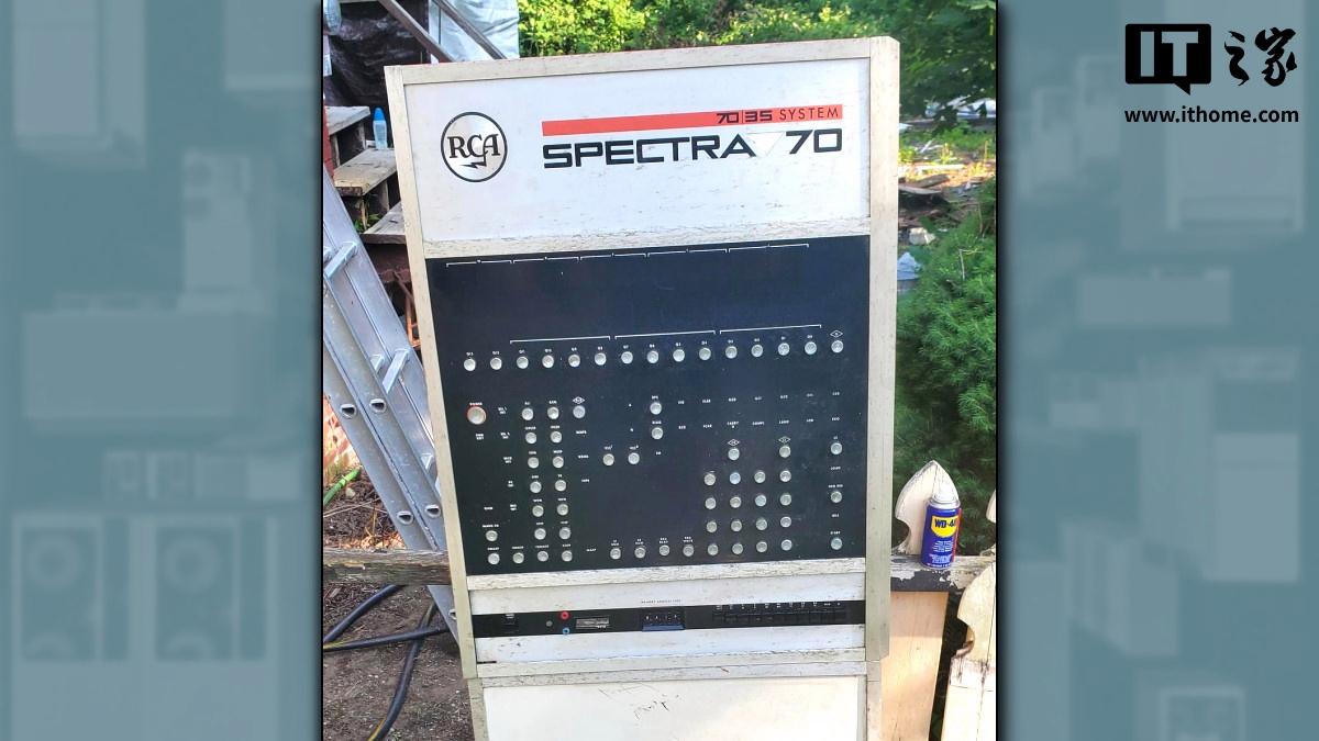 网友意外发现1966年RCA Spectra 70/35计算机控制面板，揭示技术时代的珍贵遗产