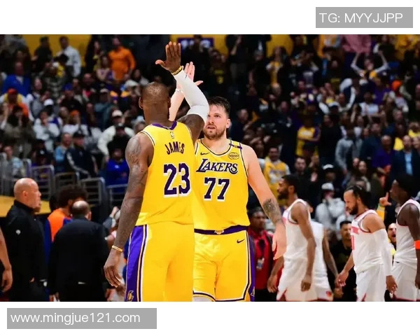 东契奇投篮失手詹姆斯篮下飞跃补扣展现惊人弹跳力