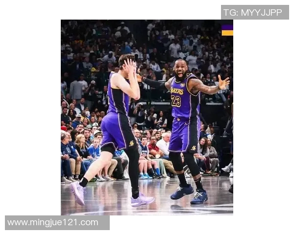 里夫斯长传前场 詹姆斯空接上篮打进